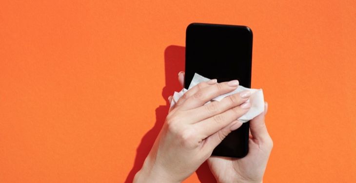 Schoonmaaktips voor een sprankelende mobiel en laptop